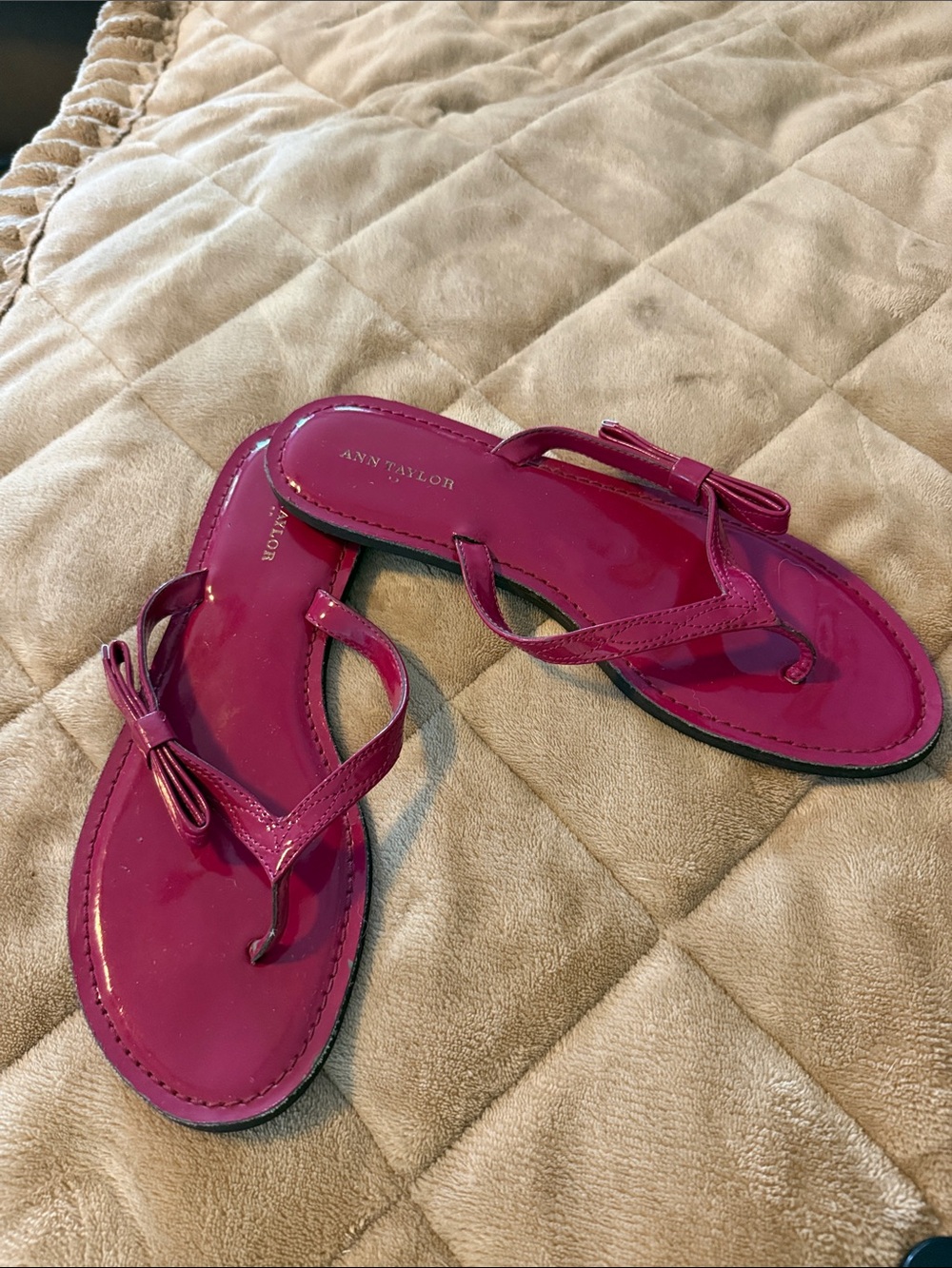 Ann Taylor Patent dark Pink Bow Thong Sandals